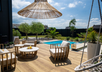 Espace lounge moderne donnant sur une piscine partiellement couverte par une Coverseal, ambiance chaleureuse et conviviale.