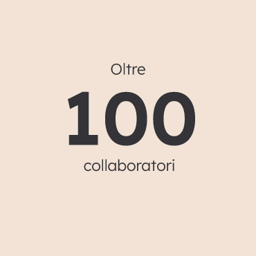 Oltre 90 collaboratori in caratteri neri su sfondo beige.