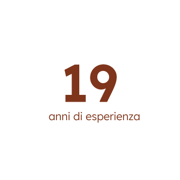 18 anni di esperienza scritto in marrone su sfondo bianco.