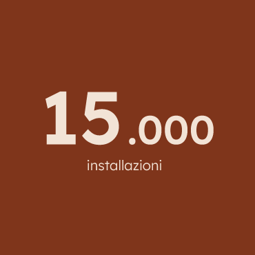 14.000 installazioni in caratteri bianchi su sfondo marrone.